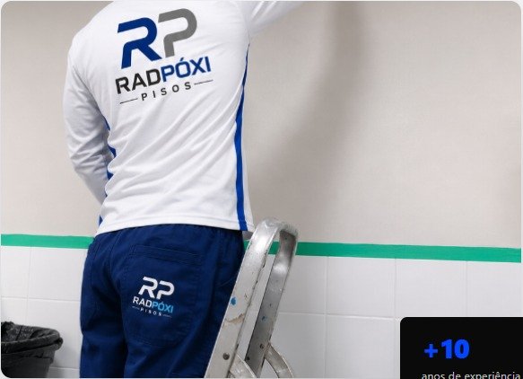 Profissional da Radpóxi executando revestimento de parede