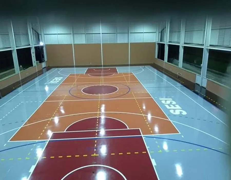 Quadra esportiva com revestimento e demarcação executados pela Radpóxi Pisos