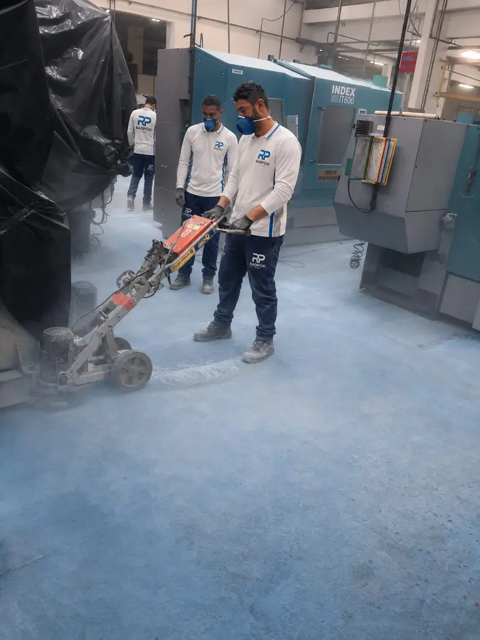 Piso industrial azul com acabamento epóxi
