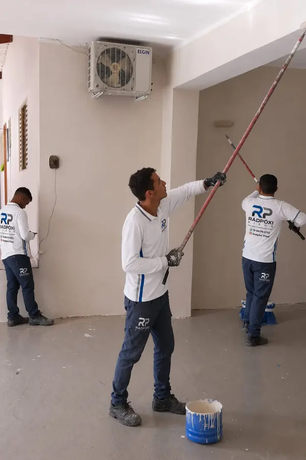 Piso azul com sinalização industrial
